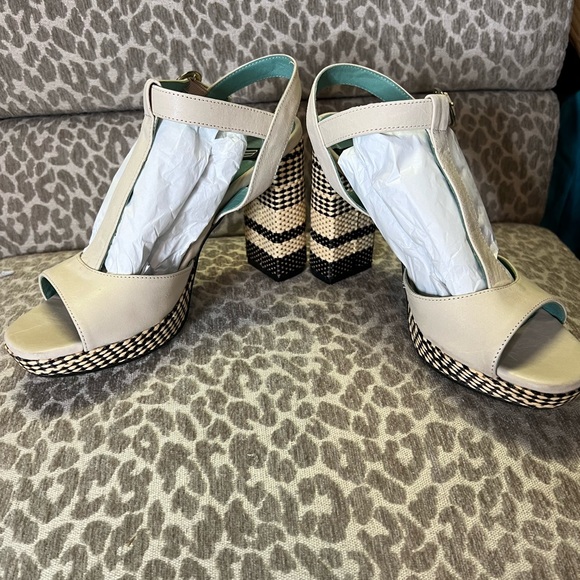 Shoes - Picture 2 of 7